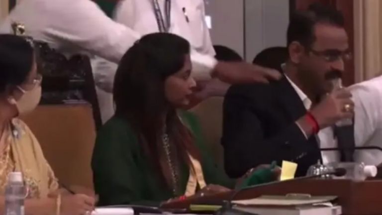 Ινδός αξιωματούχος ξεδίψασε με αντισηπτικό σε επίσημη συνάντηση