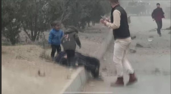 «Μαμά σήκω… » : Οι σπαρακτικές κραυγές δύο παιδιών που κάνουν τον γύρο του κόσμου (βίντεο)