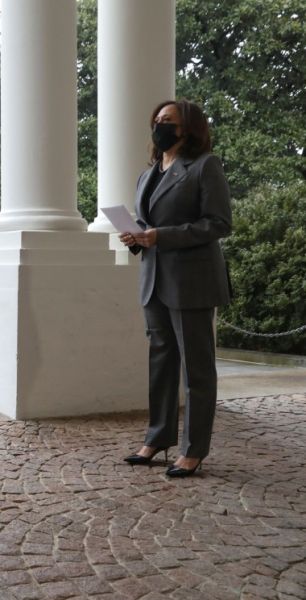 Είναι… ρατσιστικά τα ρούχα της Κάμαλα Χάρις;