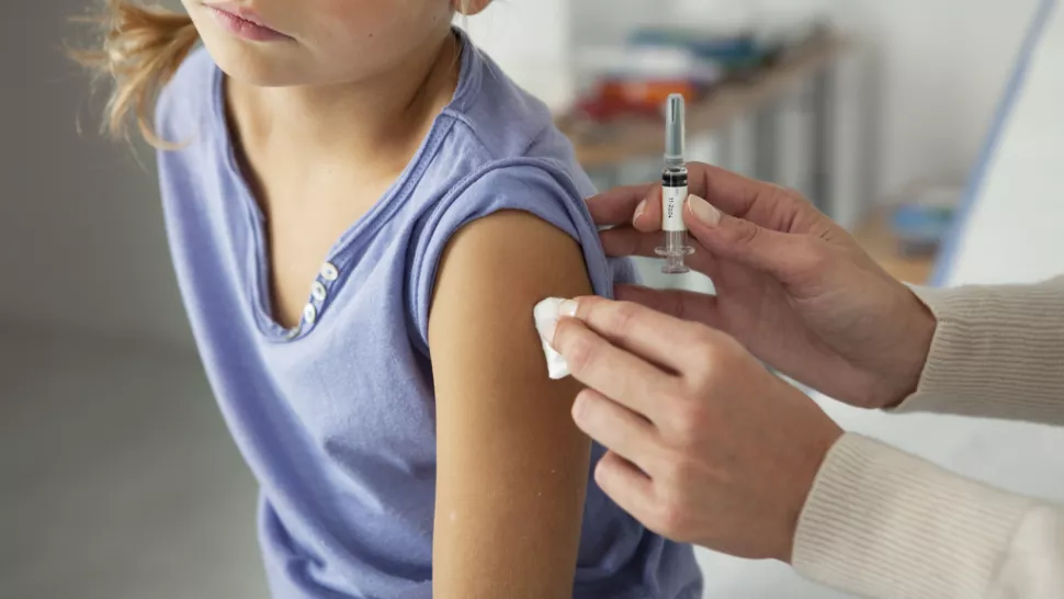 Κοροναϊός : Έρχονται τα εμβόλια για εφήβους και παιδιά