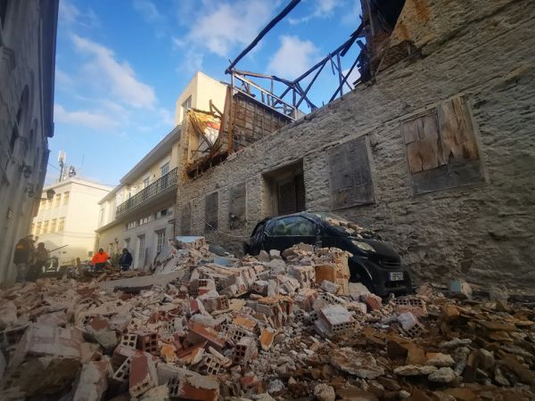 Κατέρρευσε κτίριο στην «καρδιά» της Ερμούπολης – Καταπλάκωσε ΙΧ, έκλεισε ο δρόμος