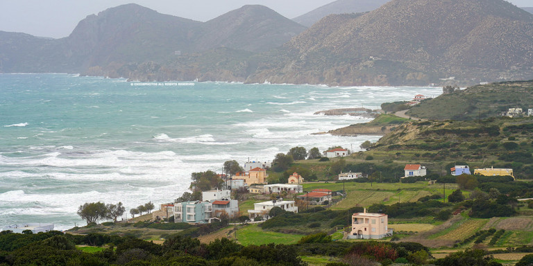 Κακοκαιριά: Εντυπωσιακές εικόνες από την Χίο -Κύματα 5 μέτρων στα Μαύρα Βόλια