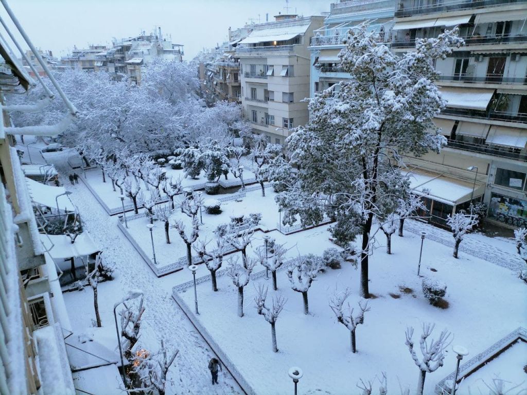 Μήδεια : Ο χιονιάς παρέλυσε την Αττική – Στα λευκά και το κέντρο – Συστάσεις στον κόσμο να μείνει σπίτι