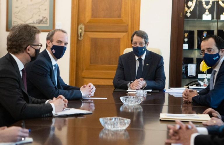 Βρετανός ΥΠΕΞ στην Κύπρο : Καμία αναφορά σε Διζωνική Δικοινοτική Ομοσπονδία