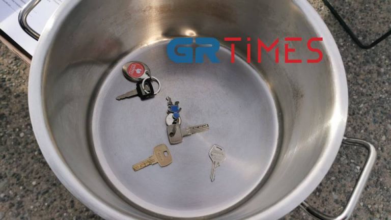 Εστιάτορες από Αττική, Θεσσαλονίκη και Νάξο παραδίδουν τα κλειδιά τους στο Μαξίμου