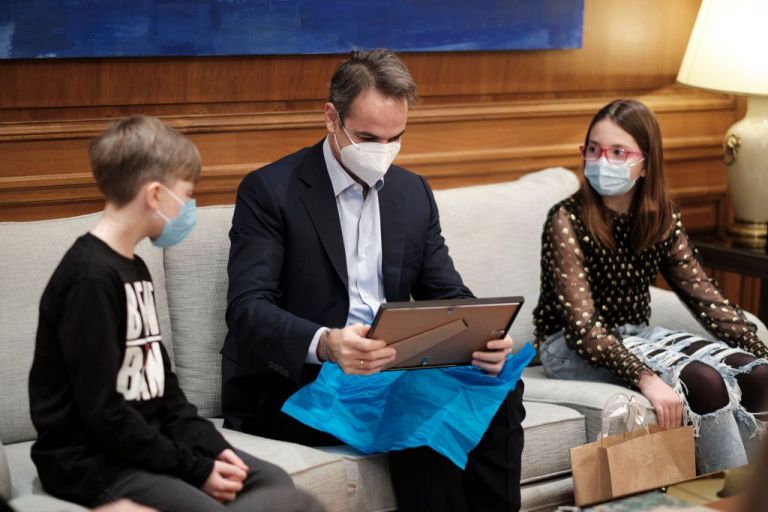 Συνάντηση Μητσοτάκη με παιδιά που νίκησαν τον καρκίνο – Έναρξη της λειτουργίας του Εθνικού Μητρώου