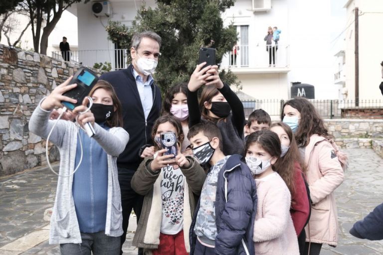 Η μαντινάδα που άκουσε ο Μητσοτάκης στη Θύμαινα – Παρών στον πρώτο εμβολιασμό