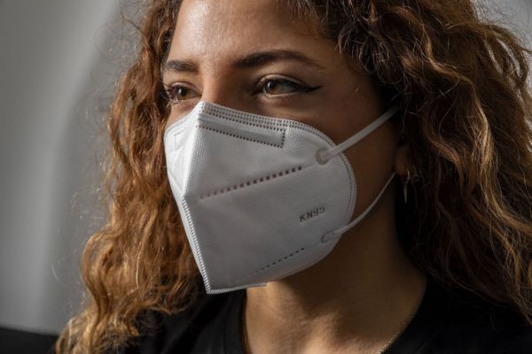 Χρυσές μπίζνες με πλαστές μάσκες υψηλής προστασίας