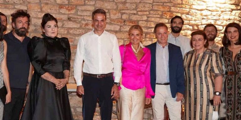 Λαθροχειρία της «Αυγής»: Έκοψαν την Κονιόρδου από τη φωτογραφία με τον Λιγνάδη