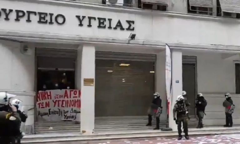 Κουφοντίνας : Τουλάχιστον 65 προσαγωγές μετά την παρέμβαση αλληλέγγυων στο υπ. Υγείας