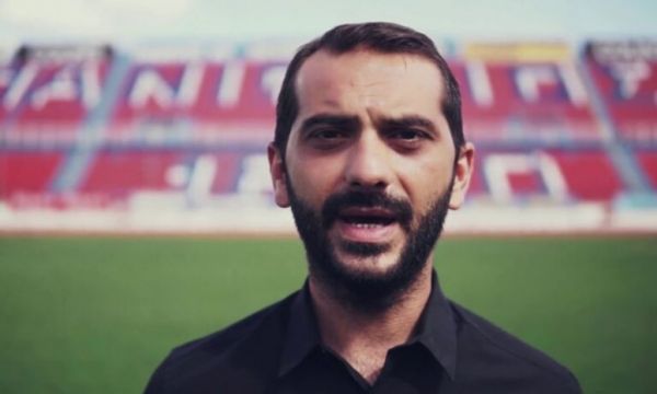 Λεωνίδας Κουτσόπουλος : Πανηγυρίζει πάνω στο πούλμαν για την νίκη του Πανιωνίου