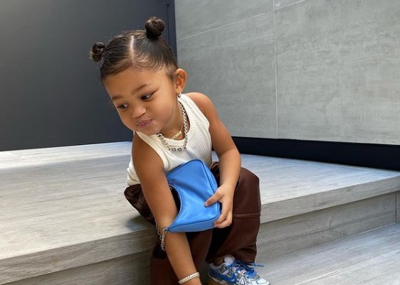 Τα sneakers της τρίχρονης κόρης της Κάιλι Τζένερ κοστίζουν όσο πέντε βασικοί μισθοί