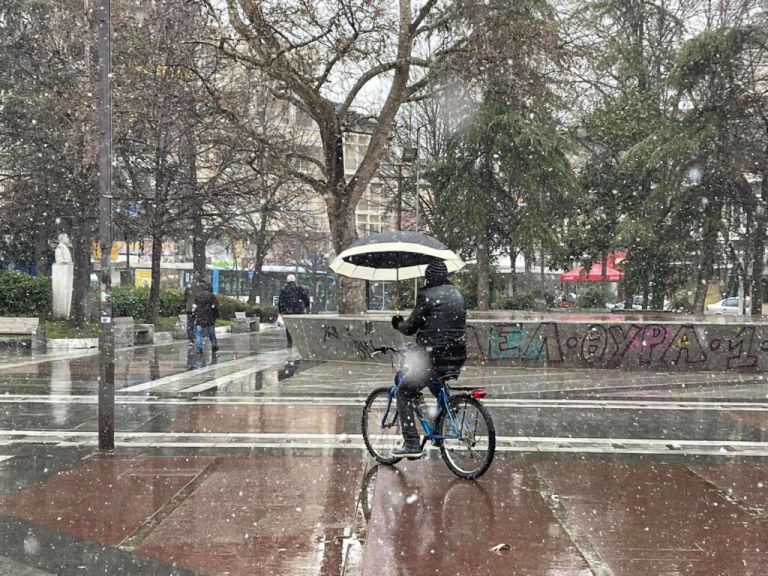 Λάρισα: Χιονίζει στην πόλη της Λάρισας – Απαγόρευση κυκλοφορίας για τα φορτηγά στην εθνική οδό Λάρισας – Κοζάνης