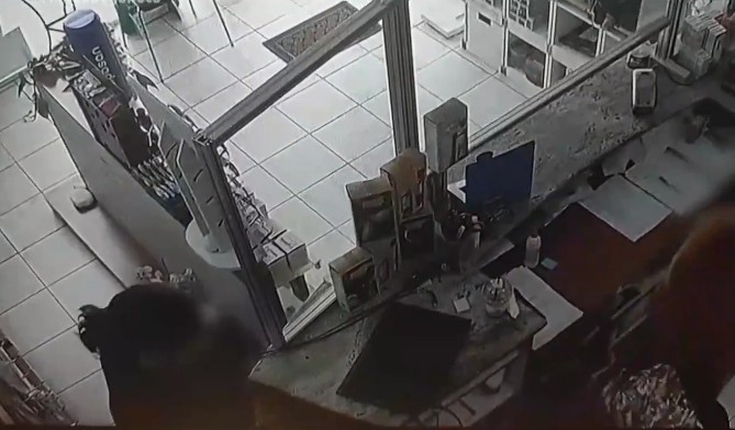 Περιστέρι: Βίντεο ντοκουμέντο από τον δράστη που λήστευε φαρμακεία