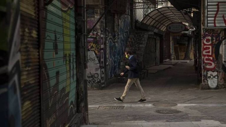 Οι πολλαπλές κρίσεις απειλούν την οικονομία