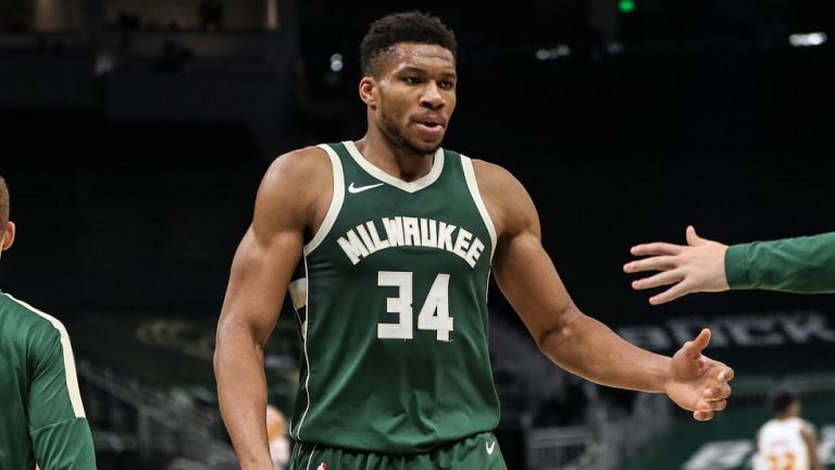 Αντετοκούνμπο : Ο εντυπωσιακός πίνακας με τον πατέρα του και το γιο του