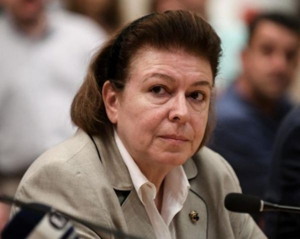 Πυρ ομαδόν στη Μενδώνη για το «με εξαπάτησε ο Λιγνάδης» – Την καλούν σε παραίτηση