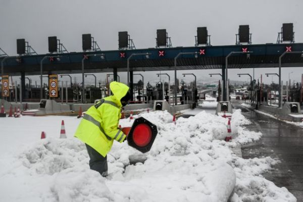 Κακοκαιρία «Μήδεια» :  Ποιοι δρόμοι είναι κλειστοί – Πού χρειάζονται αλυσίδες λόγω χιονιού