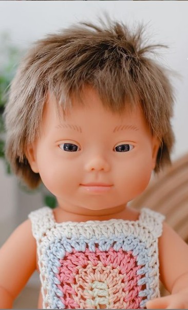 Αποτέλεσμα εικόνας για Οι κούκλες που γεμίζουν περηφάνια τα παιδιά με Σύνδρομο Down