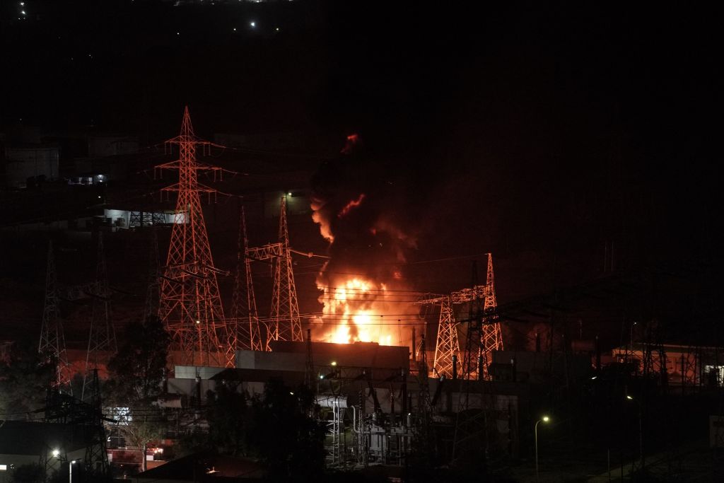 Blackout : Τι λέει ο ΑΔΜΗΕ για τη φωτιά στο ΚΥΤ Κουμουνδούρου