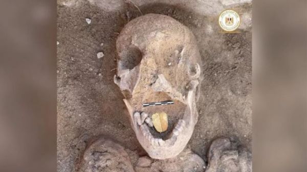 Αίγυπτος : Βρήκαν μούμια 2.000 ετών με χρυσή γλώσσα – Θα «μιλούσε» με τον θεό του Κάτω Κόσμου