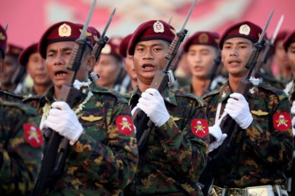 Μιανμάρ : Πραξικόπημα σε εξέλιξη – Στρατιώτες μπροστά στο δημαρχείο της Γιανγκόν