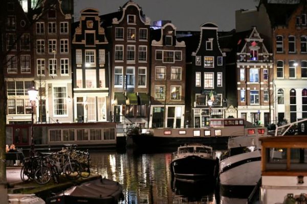 Δικαστικό «φρένο» στη νυχτερινή απαγόρευση κυκλοφορίας στην Ολλανδία