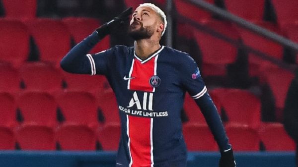 Συμφώνησε με την Παρί ο Νεϊμάρ και συνεχίζει έως το 2026