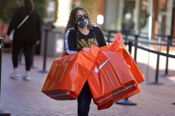 Η Nike σταματά τη συνεργασία της με 300 μαγαζιά