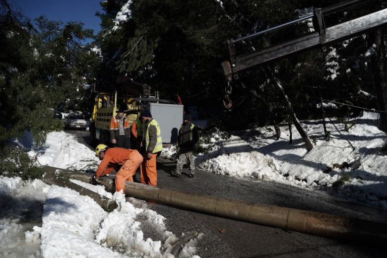 ΔΕΔΔΗΕ : Στο σκοτάδι παραμένουν 4.000 νοικοκυριά μετά την κακοκαιρία