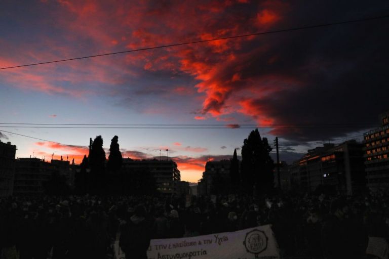 Μια χώρα στη ρωγμή του χρόνου: από τη μια κρίση στην άλλη   