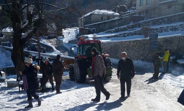 Ιωάννινα : Νταλίκα εγκλωβίστηκε στα σοκάκια της Αρίστης Ζαγορίου