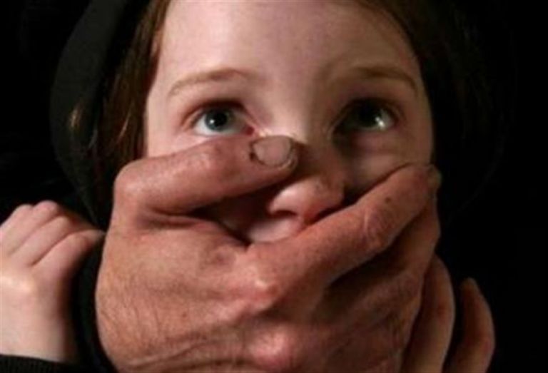 Ας το βουλώσουν λίγο οι πολιτικοί. Παιδεραστές, βιαστές και εκβιαστές είναι τώρα το πρόβλημα