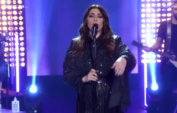 Εκρηκτική η Έλενα Παπαρίζου στο «Μόνο για κείνη μη μου λες» του Ξυδου