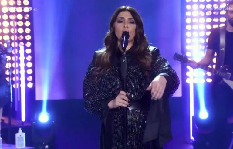 Εκρηκτική η Έλενα Παπαρίζου στο «Μόνο για κείνη μη μου λες» του Ξυδου