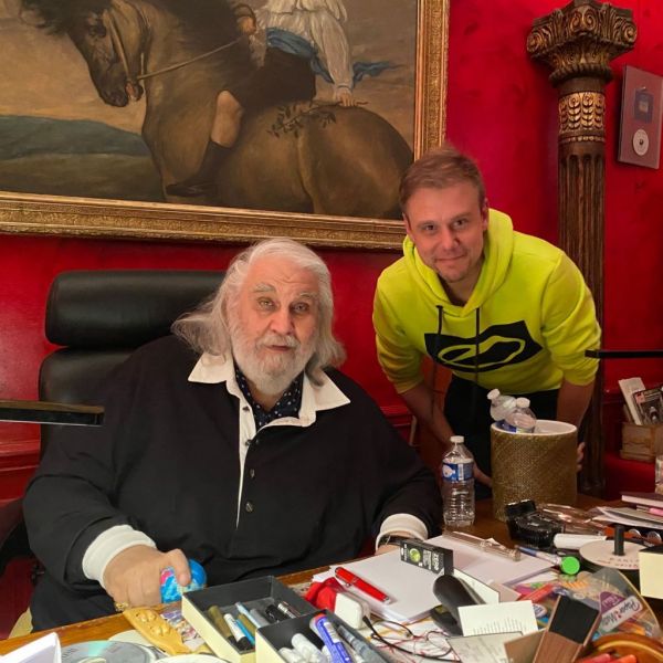 Ο Armin Van Buuren συνάντησε τον Βαγγέλη Παπαθανασίου – Η εικόνα που μοιράστηκε στο Facebook