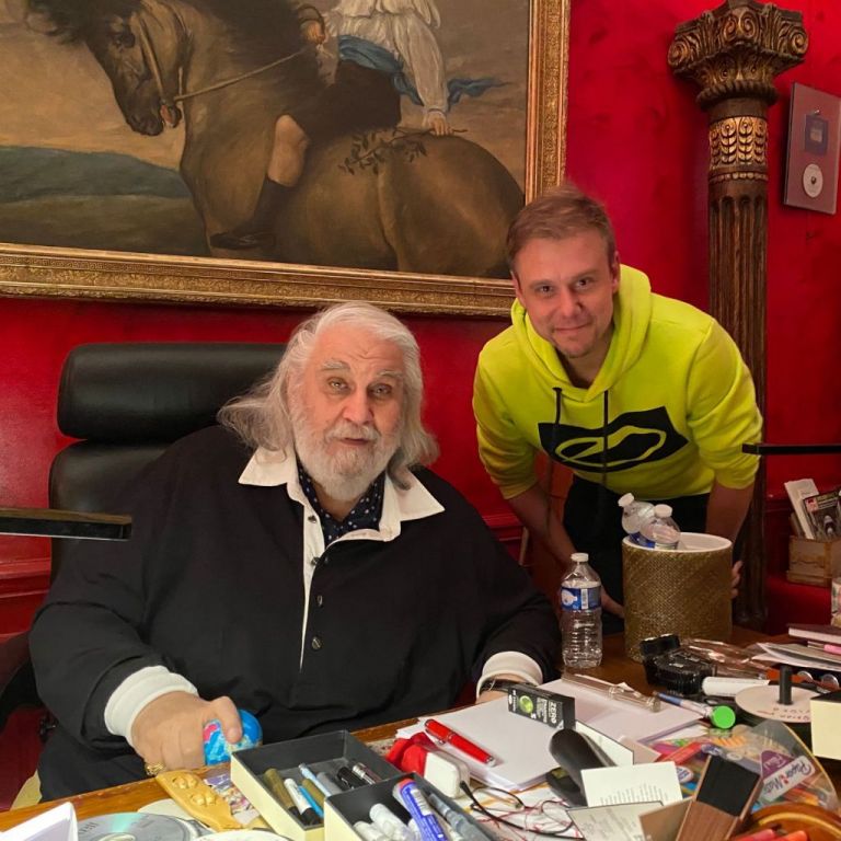 Ο Armin Van Buuren συνάντησε τον Βαγγέλη Παπαθανασίου – Η εικόνα που μοιράστηκε στο Facebook