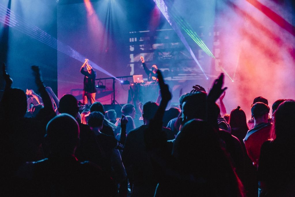 Σάλος στο Ρέθυμνο: Έκαναν γλέντι με 200 άτομα και… live μουσική