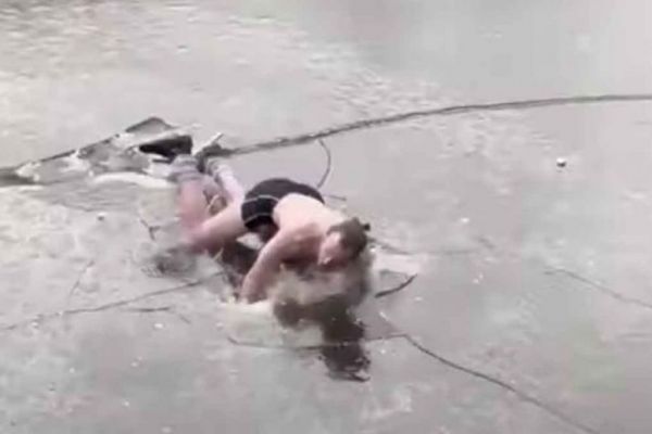 Άμστερνταμ : Βγήκε ημίγυμνος για πατινάζ αλλά ο πάγος έσπασε – Βίντεο