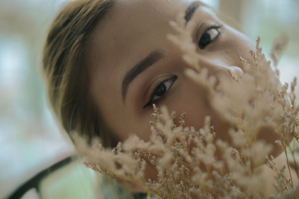 7+1 πράγματα που κάνουν τα κορίτσια με τέλεια φρύδια!