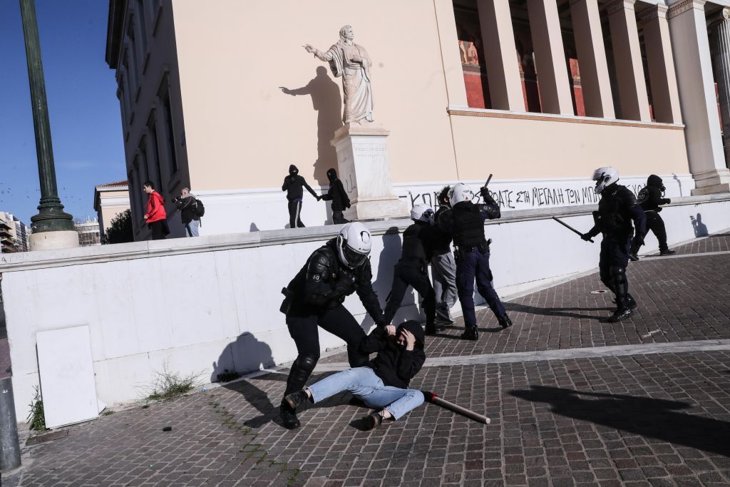 Balkan Insight: Καταγγελίες για αστυνομική βία από την ΕΛ.ΑΣ στα φοιτητικά συλλαλητήρια