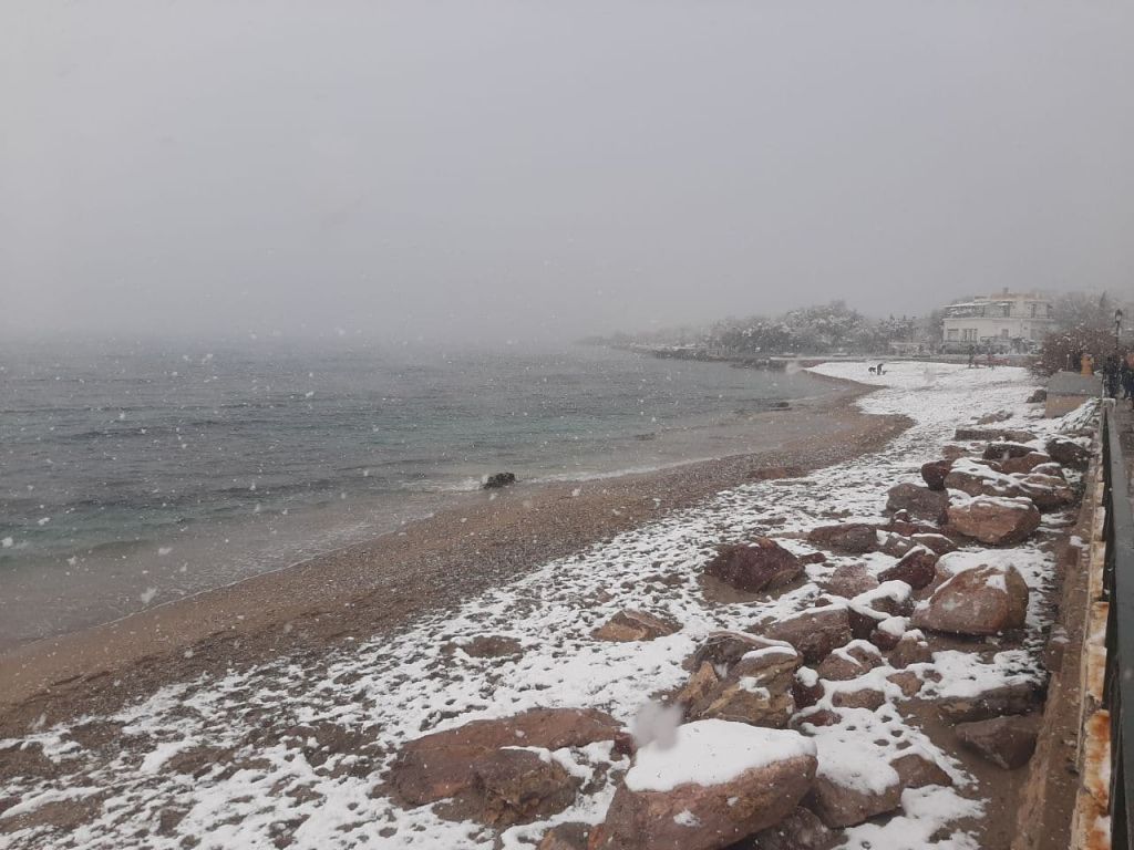 Κακοκαιρία «Μήδεια»: Πολυκοσμία στον Φλοίσβο – Αψήφησαν το κρύο και βγήκαν για βόλτα στη χιονισμένη παραλία
