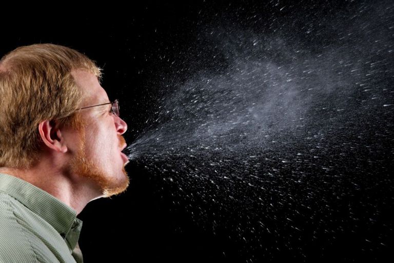 Covid-19: Αποκαλύφθηκαν τα χαρακτηριστικά των «υπερμεταδοτών»