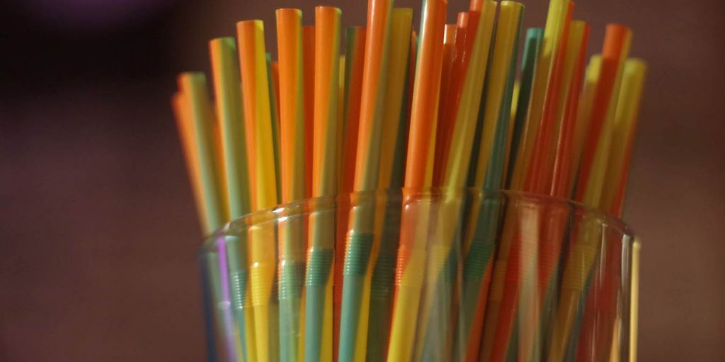 Πλαστικά μιας χρήσης : Καταργείται η χρήση τους στο Δημόσιο