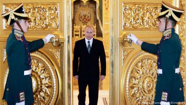 Ο Πούτιν «τρέμει» την οικονομία, όχι τον Ναβάλνι