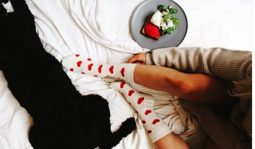 Γιατρός στο TikTok γίνεται viral εξηγώντας γιατί πρέπει να φοράμε κάλτσες στον ύπνο