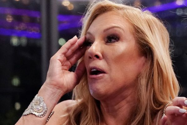 Ramona Singer, τι γύρευες σε γιωτ πάρτυ χωρίς την μάσκα σου;