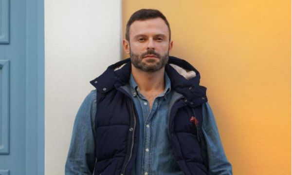 Ο ηθοποιός Γιώργος Παπαπαύλου καταγγέλλει σκηνοθέτη για σεξουαλική παρενόχληση