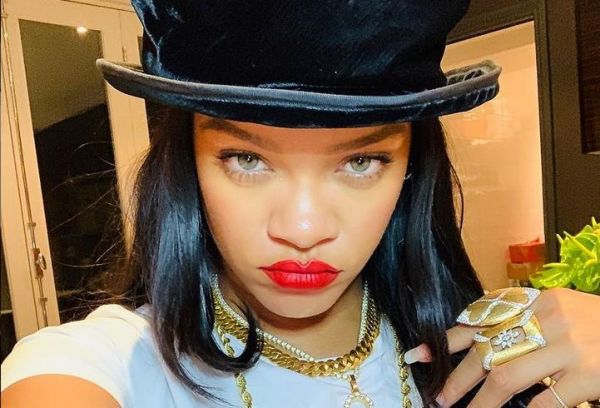 Ριάνα : Ποζάρει γυμνόστηθη φορώντας ινδουιστικό θρησκευτικό σύμβολο και προκαλεί την οργή των Ινδών