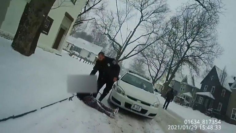 ΗΠΑ : Σε διαθεσιμότητα οι αστυνομικοί που ψέκασαν 9χρονη με σπρέι πιπεριού για να τη συλλάβουν